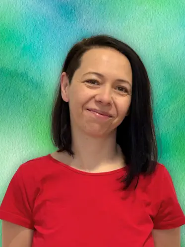 Portrét Petry, zakladatelky ZŠ Radost, usměvavé a přátelské ženy z Letohradu.